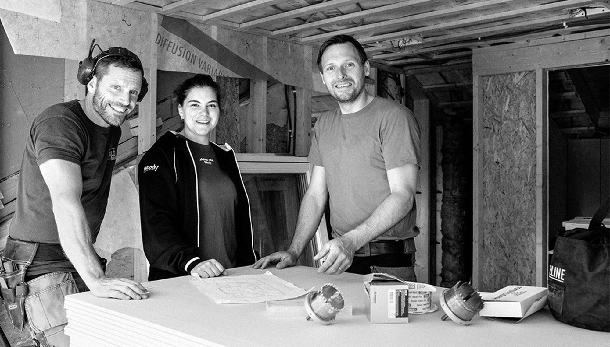 nomenu Lokalföreningen Brösarp, tre medarbetare från Woodys Bygghandel, byggrådgivning
