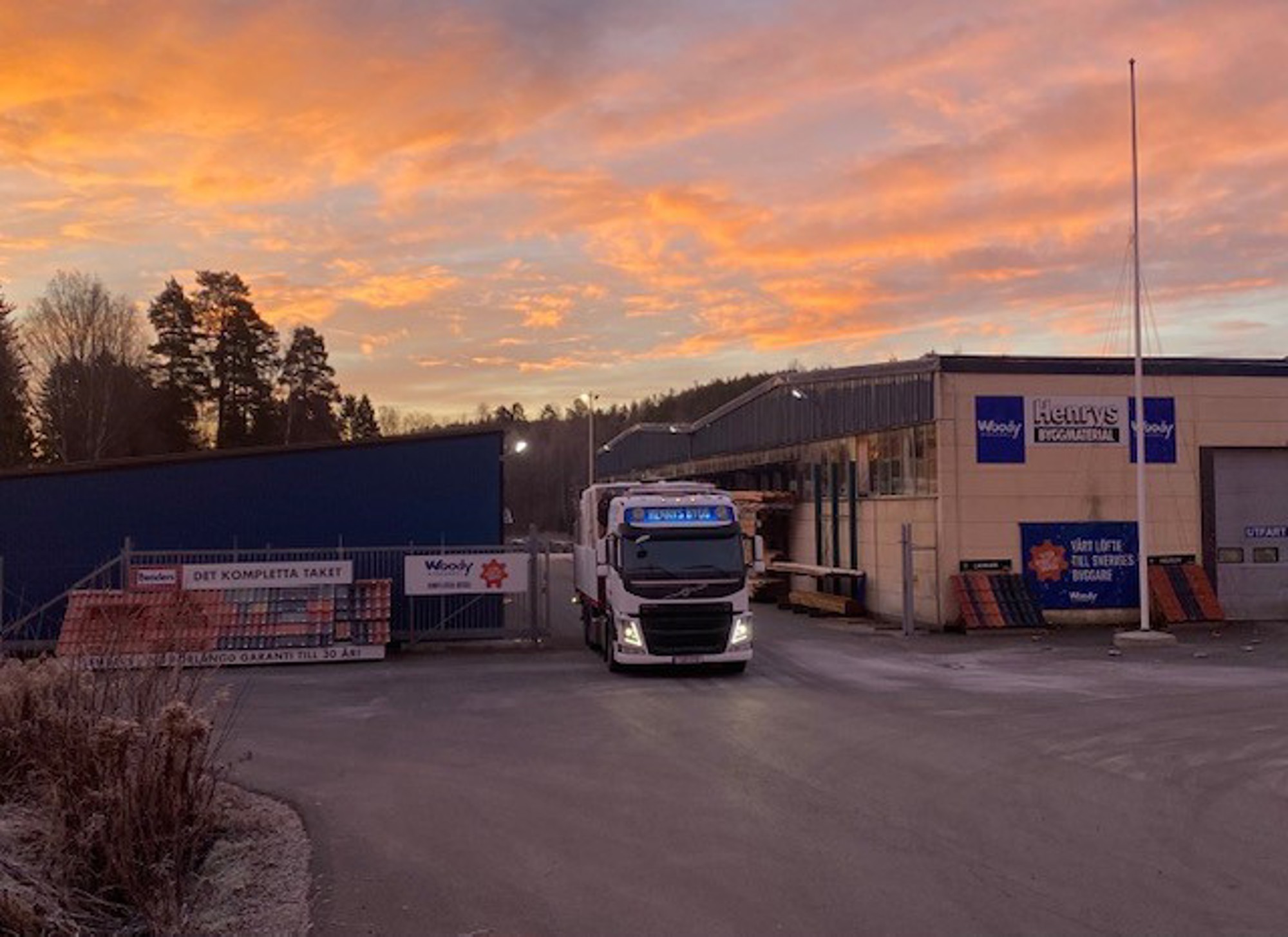 nomenu Lastbil lastar byggmaterial utanför Henry Thenman Byggmaterial