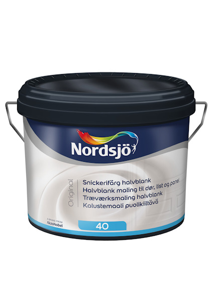Färgburk med blått lock och etikett med texten "Nordsjö Snickerifärg halvblank".