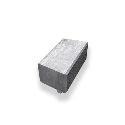 Rektangulär, ljusgrå betongsten med en slät ovansida och texturerad sida.