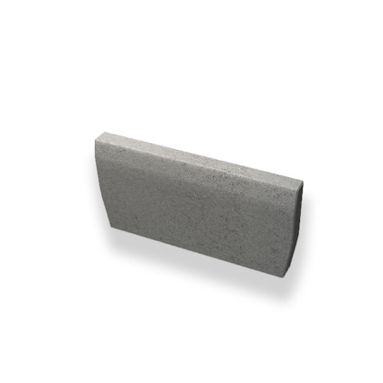 Grå, rektangulär kantsten med slät och fasad yta, stående mot vit bakgrund.