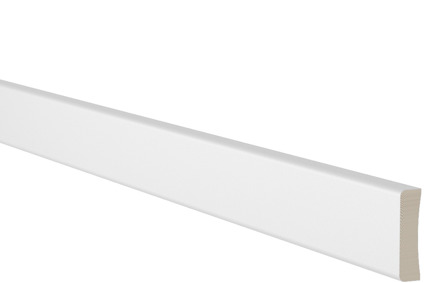 Vitmålad trälist med en rak och jämn yta, svagt fasad kant, mot svart bakgrund.