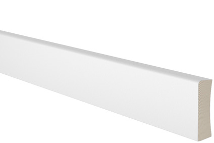 Vitmålad sockelbräda med en enkel profil och slät yta, skuren i en vinkel, mot en svart bakgrund.