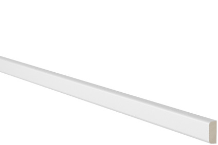 Vitlackerad träläkt mot en svart bakgrund.