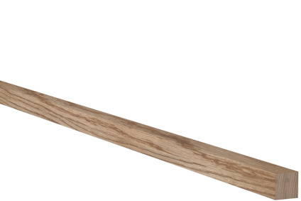 Rektangulär trälist av ek med planhyvlad yta mot svart bakgrund.