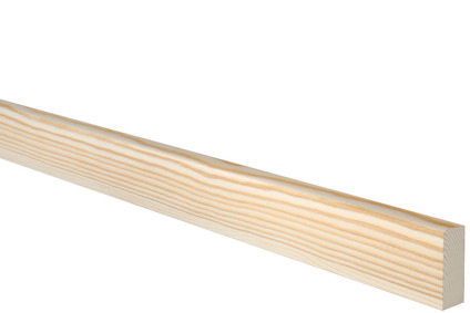 En fyrkantig, ljus trälist med synliga ådringar mot en svart bakgrund.