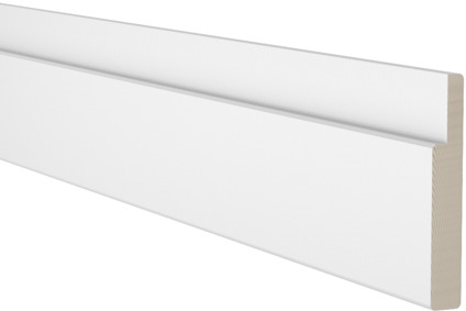 Vitmålad trälist med en slät yta och en diskret fals på ena sidan.