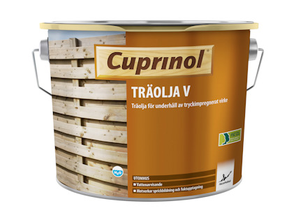 Burk med brun träolja, märkt Cuprinol och TRÄOLJA V, med bild av trästaket och text för utomhusbruk.