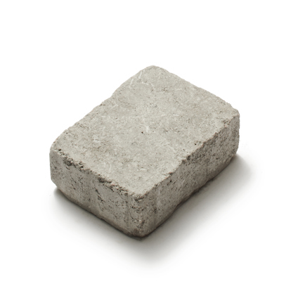 Rektangulär, grå betongsten med en rustik textur, fotograferad mot en vit bakgrund.
