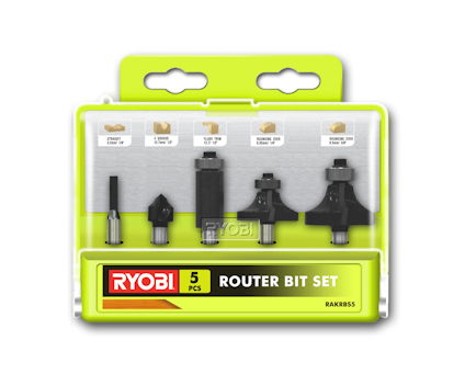 Frässtålsats i förpackning med fem olika frässtål och märkningen "RYOBI ROUTER BIT SET RAKRBS5".