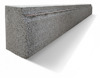 Betongelement med triangulär tvärsnitt och en yta med synliga stenar. En metallstång löper längs ovankanten.