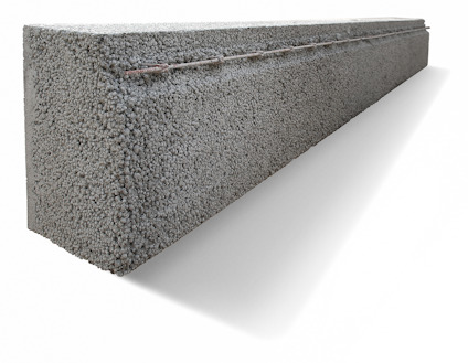 Betongelement med triangulär tvärsnitt och en yta med synliga stenar. En metallstång löper längs ovankanten.