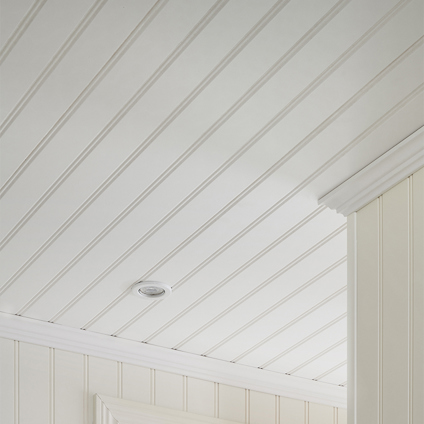 Vit panel av pärlspont på väggar och i tak med en infälld takspot.