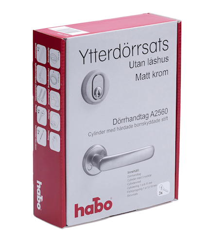 Förpackning av ytterdörrssats i matt krom utan låshus, med dörrhandtag och cylinder.