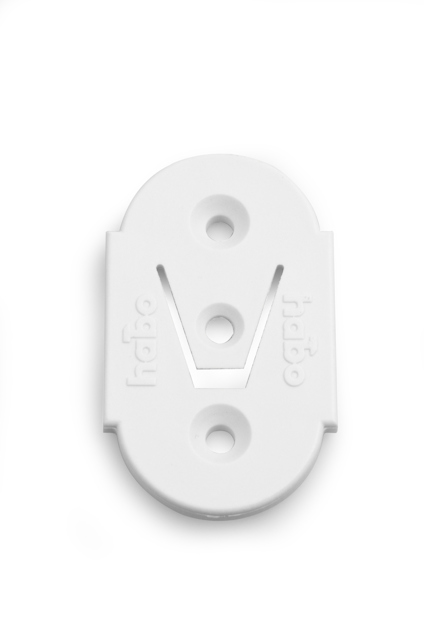 Vit, oval fästbricka med tre runda hål och texten "habo" präglad på ytan.