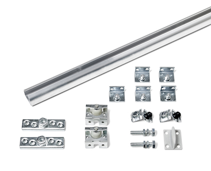 Skjutdörrsbeslag med metallstång, konsoler, skruvar och monteringsdelar på vit bakgrund.