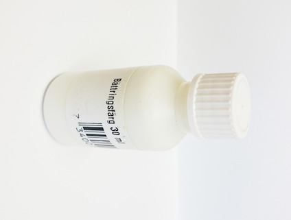 Vit flaska med etiketttexten "Bättringsfärg 30 ml" och en streckkod.