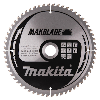 Cirkulär sågklinga med texten "MAKBLADE" och "Makita". Har många vassa tänder och är silverfärgad med svart centrum.