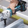 En person använder en blå och svart kraftsax för metall, märkt “Makita 18V LXT”. Hände skyddas av en arbetshandske.