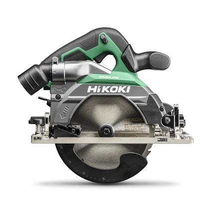 Cirkelsåg av märket HiKOKI med grön och svart design. Sitter på en ljus platta, bladet är synligt.