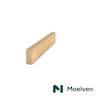 Träbalk i ljust trä med synliga träådror och en logotyp med texten "Moelven" i nedre hörnet.