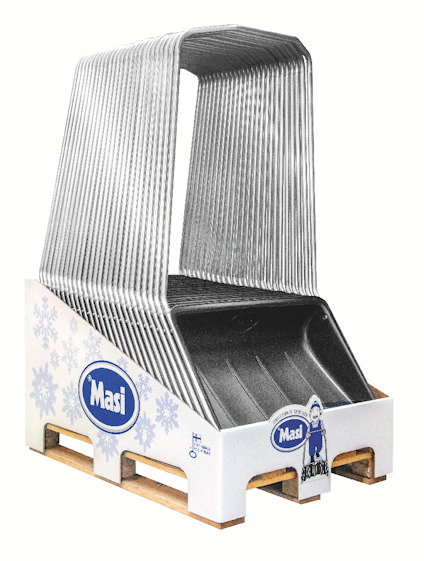 Snöslädar staplade i en vit kartong med märkning "Masi" och snöflingor, placerad på en träpall.