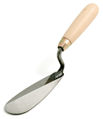 Tungslev med trähandtag och metallblad i böjd form.