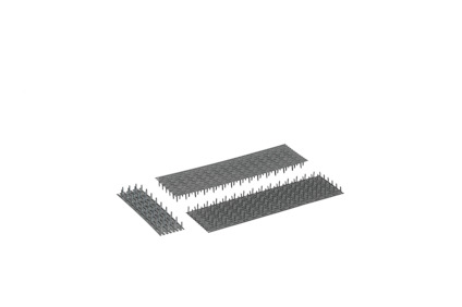 Rektangulärt spikbleck med symmetriska, utstående spikar på översidan.