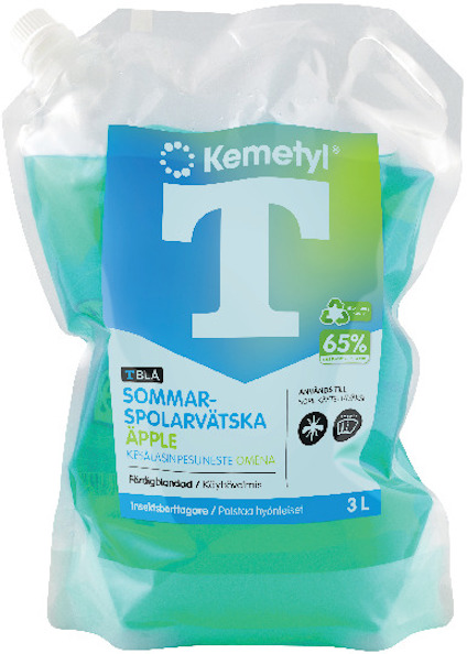 Förpackning med Kemetyl T-Blå sommarrspolarvätska äpple, 3 liter, i en genomskinlig påse med grön vätska.