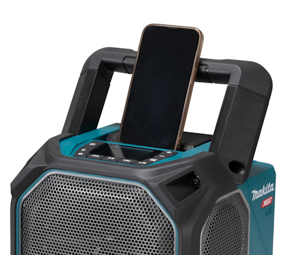 Blå och svart Makita XGT radio med en smartphone placerad i en hållare ovanpå.