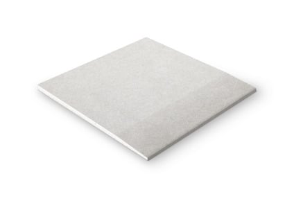 Kvadratisk gipsskiva med jämn, ljusgrå yta, sedd i perspektiv mot vit bakgrund.