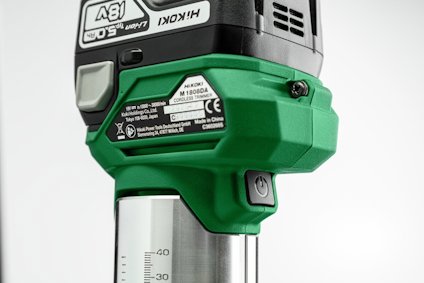 Närbild av en grön HIKOKI-verktyg med märkning "M1808DA", CE-symbol och "Made in China". 18V står på batteriet.