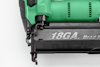 Spikpistol med grön och svart kropp, texten "18GA. Brad Nailer" synlig på sidan.