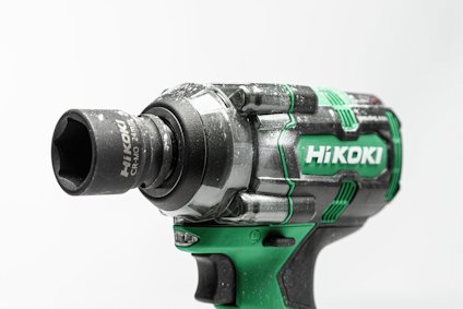 Sladdlös Hikoki-skruvdragare i närbild med grön och svart hölje.