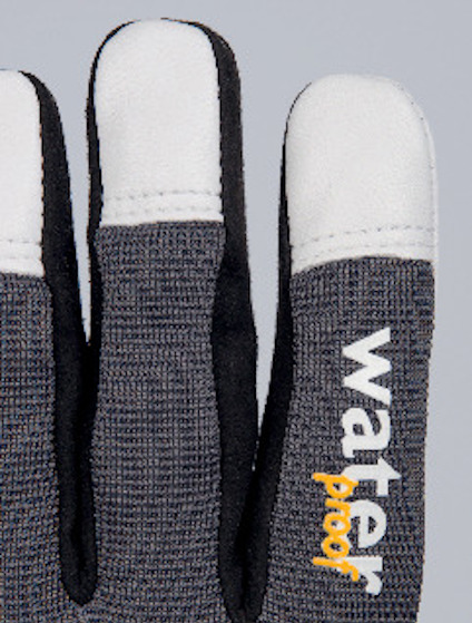 Handske med texten "waterproof" i vitt och orange på pekfingret. Grått och svart tyg med vita fingertoppar.