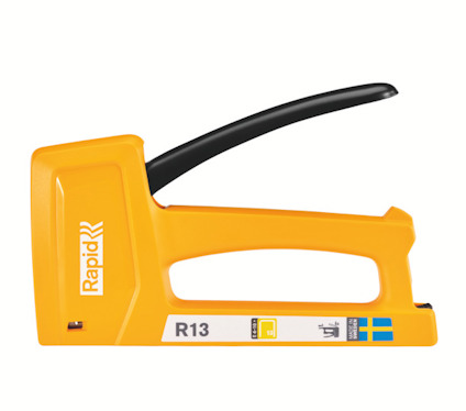 Orange häftpistol med svarta detaljer, märkt "Rapid" och "R13" samt Sverigeflagga på sidan.