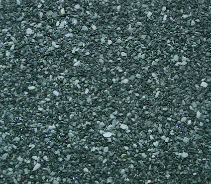 Gröna takpannor med kornig yta, täckta av små stenar och mineralgranulat.